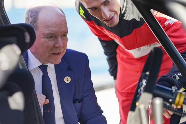 A l’approche du 92è Rallye Monte-Carlo, le pilote britannique Chris Ingram, qui a terminé premier pilote privé de la dernière édition, a présenté hier sa nouvelle Skoda rouge et blanche aux couleurs de son sponsor monégasque, et ce avec les encouragements du Prince Souverain.