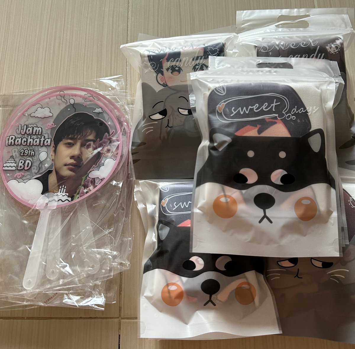 Namwarn26049579's tweet photo. Give Away 🐶 JAM FANCON THE NEW JOURNEY  @RachataJam มารับน้องไปดูแลกันนะค่ะ🫶🫶 เจอกัน 3 ก.พ ค่ะทุกคน
  
🐶 พัดวันเกิดแจม 80 EA ป.ล.ทำก่อนจะมีงานคอนเลยเอาไปแจกแทนค่ะ
🐒 กระเป๋าผ้า 15 EA 
 
#ขอแจมอีกที 
#แจมรชตะ
#JamRachata https://t.co/2lSGo5wTaS