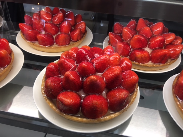 edit_vmd's tweet photo. 今治にある直売所併設の「SAISAICAFE」
圧倒的ないちごはやっぱり魅力的。季節ごとに採れたてフルーツを使ったタルトやケーキが楽しめます。 https://t.co/fbHfHk10mB