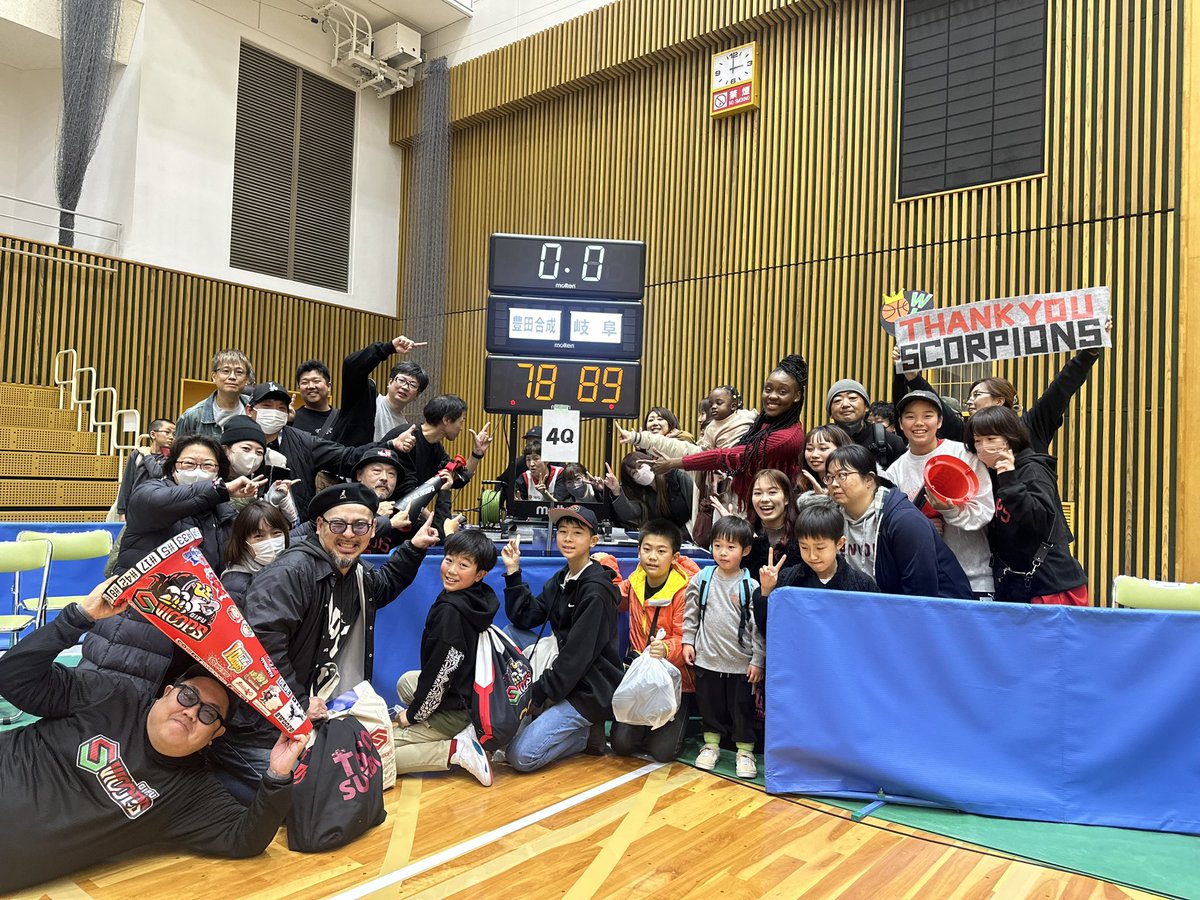 勝ちました!
今期最後の豊田合成スコーピオンズ。
スゥープスとの最後の試合を見れて良かった。
スコーピオンズ！今まで共に戦ってくれてありがとう！
みんなです記念に撮った写真、あげときますので写っている人いたら保存してください
僕の知らない方もいらっしゃいますのでリツイートしてください。