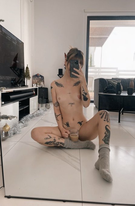 ahhhhh what a beautiful morning it is to vote for me in the MV awards&hellip; 😌 https://t.co/IdnXnQEaQ2