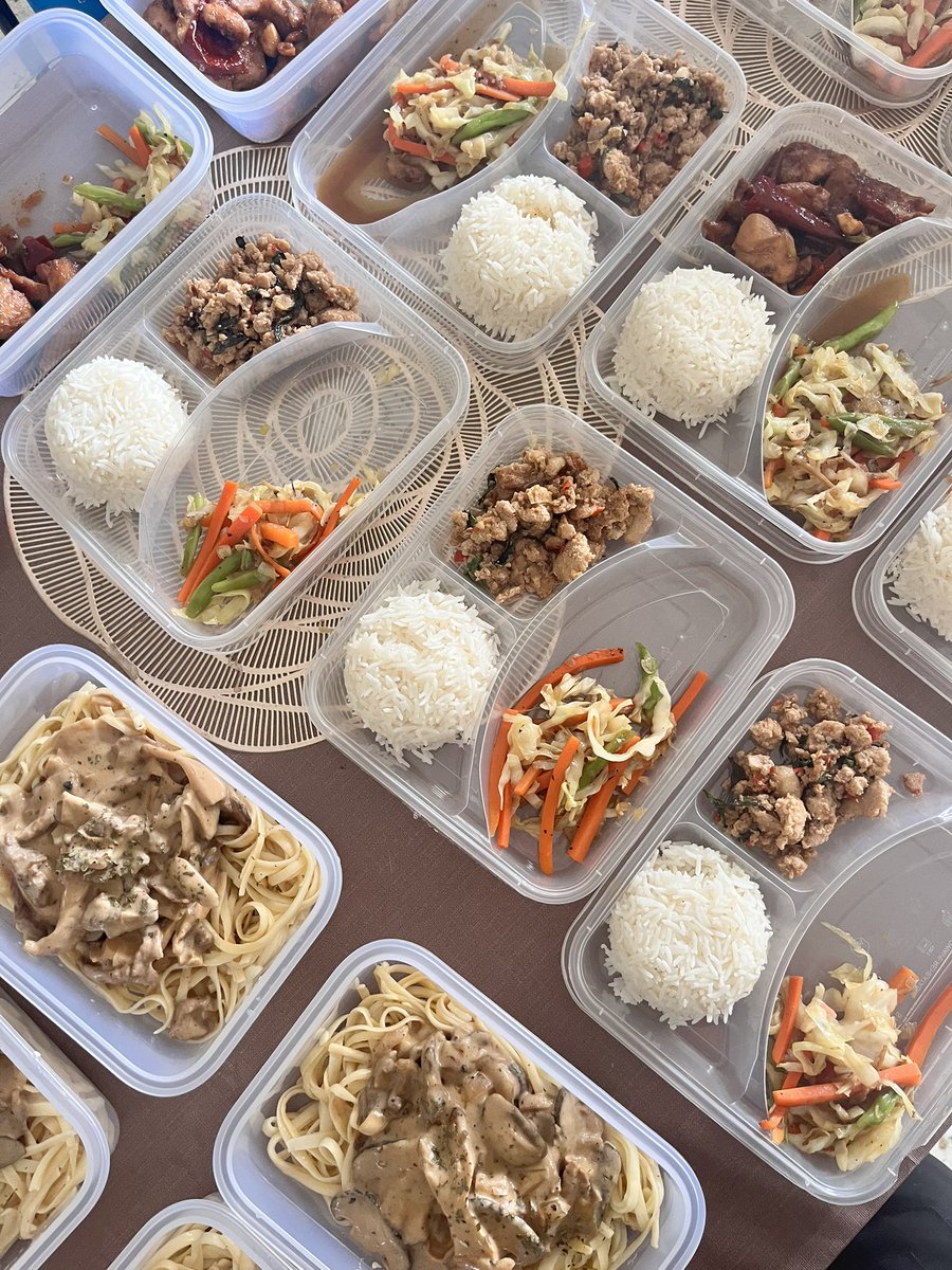 theiliaqilah's tweet photo. Dah empat kali buat prep meals, it is truly time-saving. Sekali masak, ambil masa 3 jam (prep, masak, kemas) tapi lepas tu 1-2 minggu takyah masak dah. Wkwkwkwk

First three pix, each meals cost less than RM5. Last pix belum kira lagi. https://t.co/aChnIKOPNe