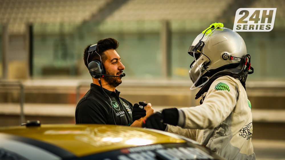 24HSERIES's tweet photo. #24HSERIES | In 992 after 2hrs:

1 #RABDAN (971)
2 @RedCamelRacing (909)
3 #KKRamer (936)
4 @QMMF_official / #HRT (931)
5 #MDM (965)

Results (https://t.co/mPt8NukiyP) and per class (https://t.co/rjpYzKfTq1)

#6HABUDHABI https://t.co/7Z3bQaBBf4