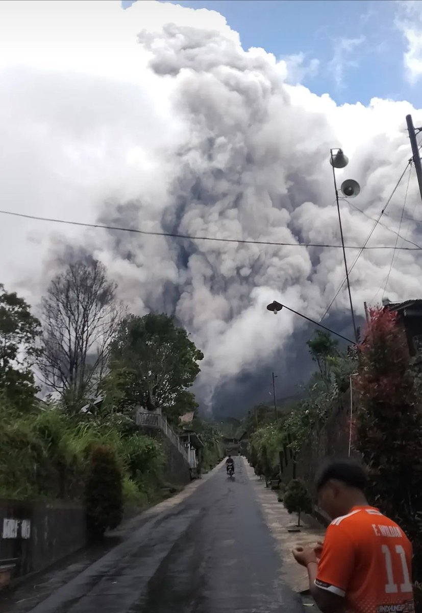 merapi_uncover's tweet photo. erupsi di Gunung #Merapi tanggal 21 Januari 2024 pukul 14:12 WIB, dengan Amplitudo max 70 mm dan Durasi 239.64 detik. Visual Gunung Merapi berkabut dan arah angin ke Timur-Tenggara (BPPTKG)

Lokasi Foto : Kemalang Klaten 
📸: deoindra https://t.co/OP6l3PUrfk