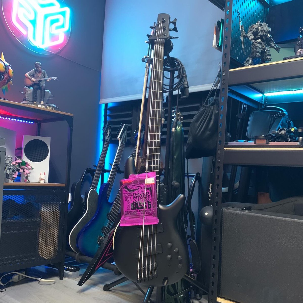 AndersOrozco's tweet image. Time to track bass.

#BassGuitar #MusicStudio #RecordingSession #MetalMusic #andersorozco #StudioLife #MusicProduction #BassTracking #Metalhead #MusicGear #StudioSession #BassPlayer #MetalInstrumentals #RecordingSetup #musicatudio @ibanezofficial @ernieball @DavisHo_01