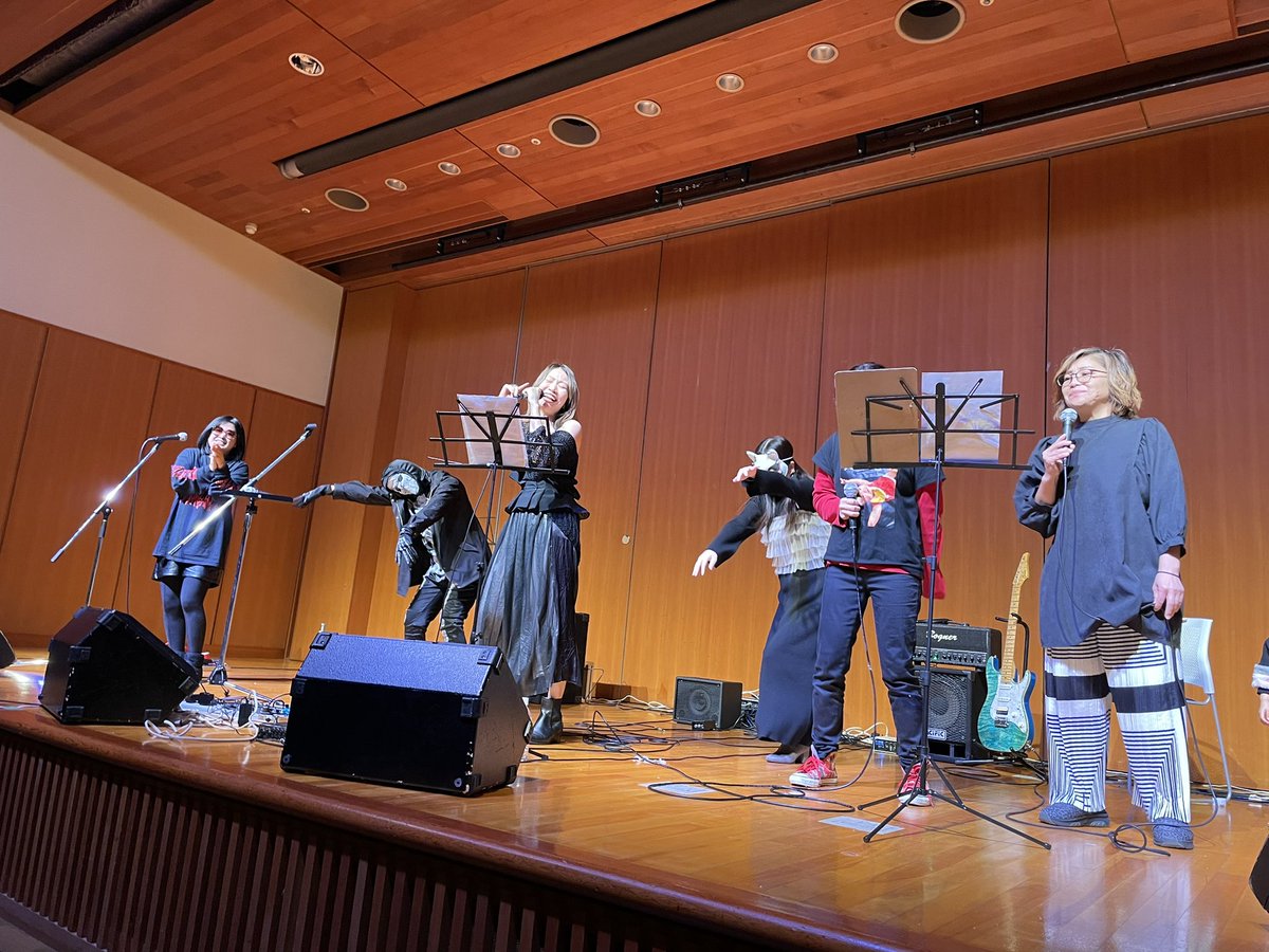 INBrecord's tweet image. No.18は武井沙織さん❣️月光と唱と言う全く正反対の2曲を歌いました✨️蜂須賀さんとのコラボとは打って変わって黒の衣装🖤唱もバックダンサーやコーラスを引き連れての豪華なパフォーマンスの締めくくりでした💯✨️ #歌ってみた  #ボイトレ #音楽好きさんと繋がりたい  #ボーカル教室 #ギター教室