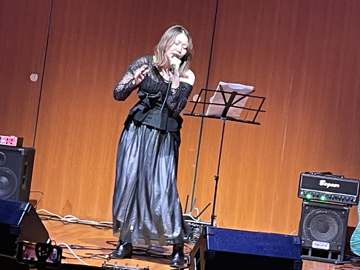 INBrecord's tweet image. No.18は武井沙織さん❣️月光と唱と言う全く正反対の2曲を歌いました✨️蜂須賀さんとのコラボとは打って変わって黒の衣装🖤唱もバックダンサーやコーラスを引き連れての豪華なパフォーマンスの締めくくりでした💯✨️ #歌ってみた  #ボイトレ #音楽好きさんと繋がりたい  #ボーカル教室 #ギター教室