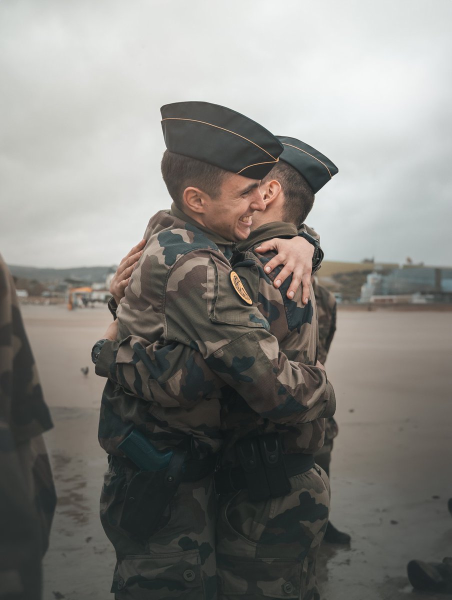 #JournéeInternationaleDuCâlin 💙 Belle image de nos camarades, fiers d'avoir obtenu leur calot ! #Camaraderie #Fraternité