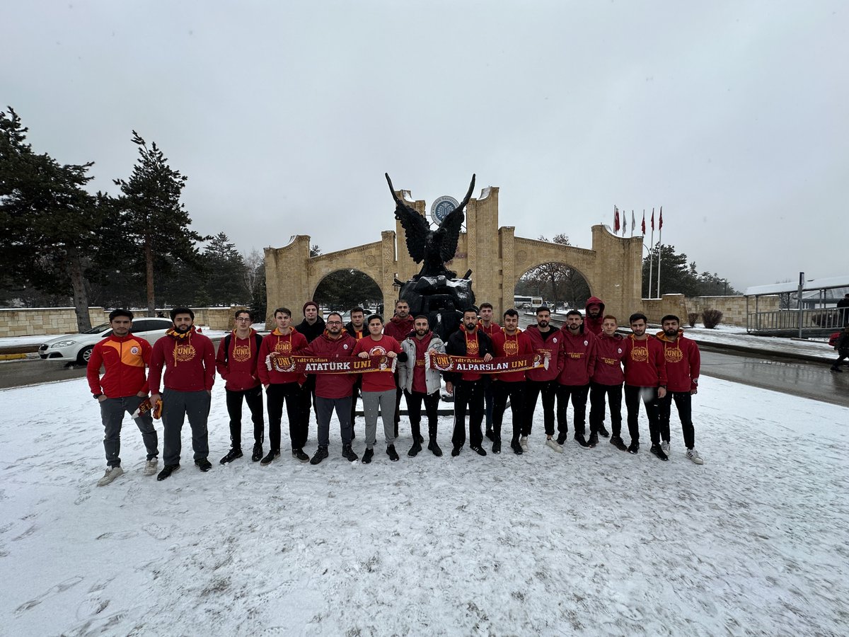 uAUNIALPARSLAN's tweet photo. KARLAR DÜŞER ÇIĞ OLURUZ COŞARIZ!

GALATASARAY'ımızın Trabzonspor deplasmanı için yollardayız.
#ultrAslanUNI
#DoğuAnadoluBölge https://t.co/pg3lrU1jp6