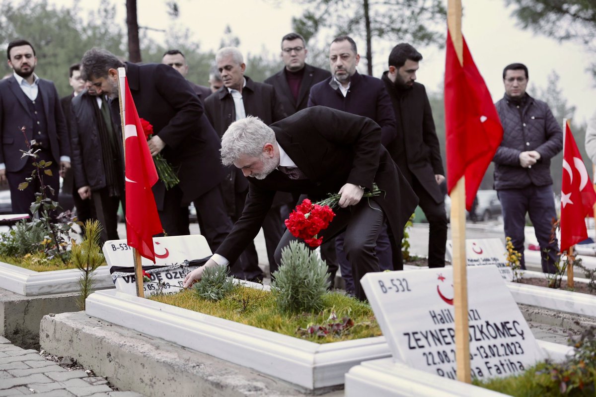 firatgorgel's tweet photo. Kutsal vatan toprağımız, şanlı bayrağımız uğruna şehadete eren kahramanlarımızı ve deprem şehitlerimizi kabirleri başında dualarla andık. Makamları âli olsun.

Depremde kaybettiğimiz canlarımızın acısını hala ilk günkü gibi hissediyoruz. Şehitlerimizin bizlere emaneti olan aziz hatıralarına her zaman sahip çıkacağız.