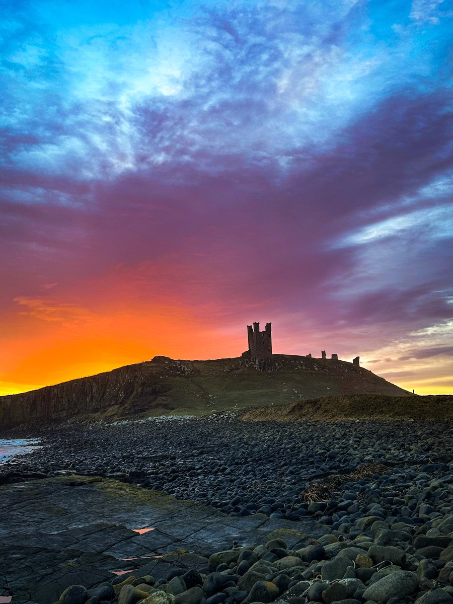 Good morning, red sky in the morning shepherds warning … stunning sunrise over #DunstanburghCastle before the weather warning starts #StormIsha