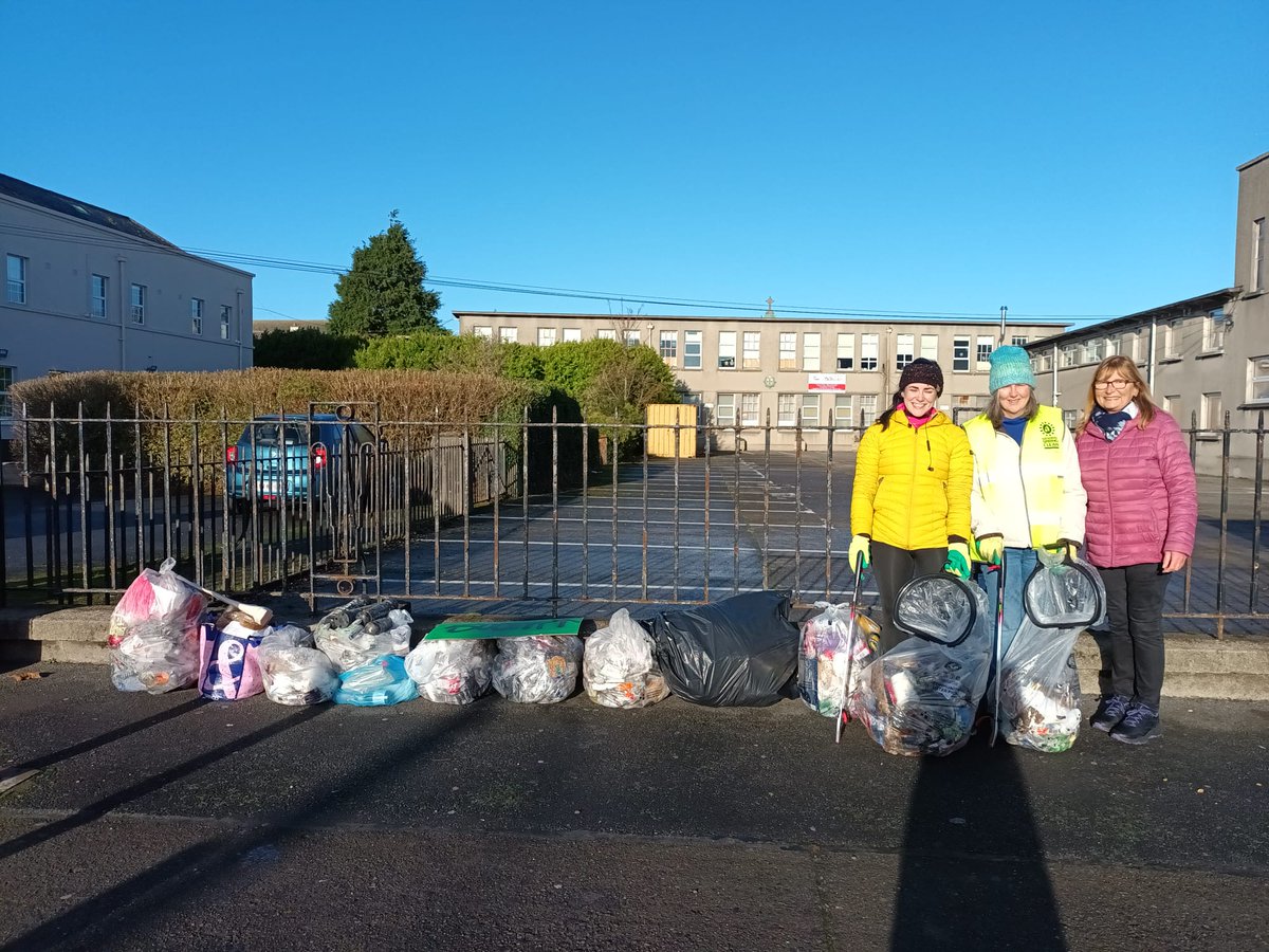 Our volunteers have been very busy post Christmas, litter picking the last 3 Saturdays around Crumlin. 
#StormIsha is forecast tonight, please put out your bin tomorrow morning when you see the bin truck on your street. If you have to put it out earlier, please secure the lid 🌬️