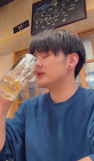 今日は練馬で企画をやってるのだが、近くに座ってる美男美女が楽しそうに合コン的なことしててムカつく💩 わたしも合コンやるようなキラキラ系男子でありたかった。。。 今ではイケてる人たちを妬む一人飲み男になってしまった。。。最高🍺🍺