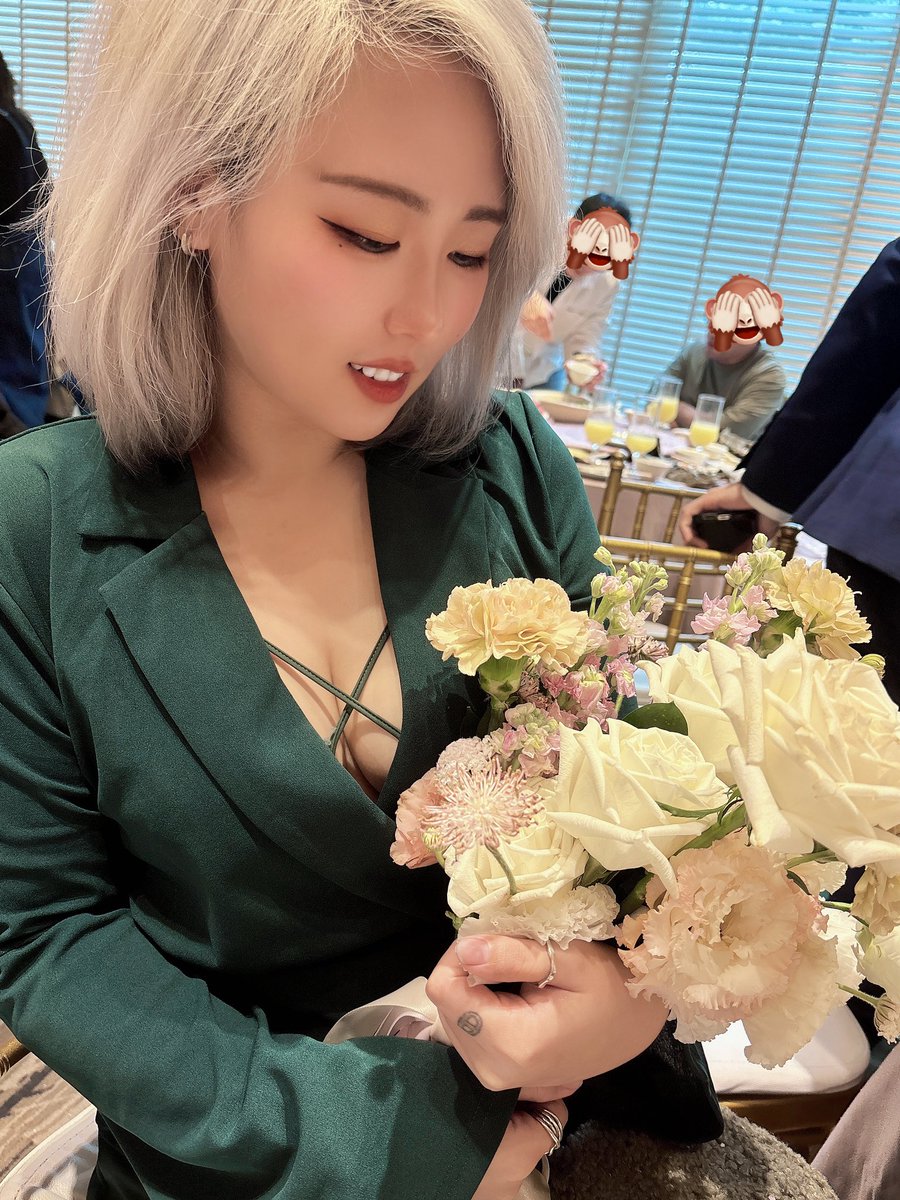 我居然！？？！
抽到捧花了💐
但對象在哪我不知道啊…
可以換點厲害的導航不要再迷路了嗎！

朋友還叫我在現場等看會不會撞到一個對象
我連被撞的機會都沒有
怎麼撞別人🤣🤣🤣🤣