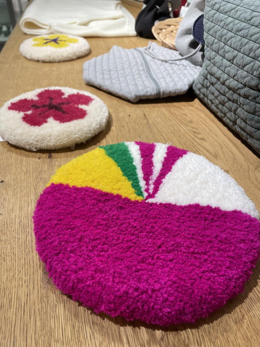 garosugil's tweet photo. 今週からスタートした阪神百貨店のイベント。このコたちにハマってくれる方が、まだまだ少ないらしい…頼む！あの、伝統的なアレやで〜。ちなみに奥のお花はファッションやで〜😂 https://t.co/fpjOFWe6QS