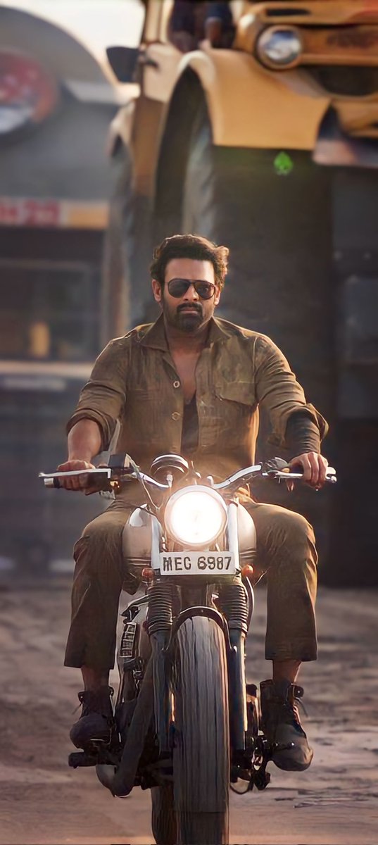 Prabhas_ET's tweet photo. Sexiest mechanic you will ever see😍#Prabhas🔥 https://t.co/QstIJJZVUc