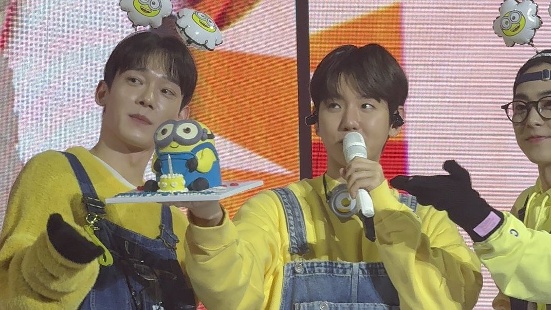 hanninpi's tweet photo. [INFO] CHEN y XIUMIN sorprendieron a BAEKHYUN visitándolo ❤️‍🩹 en el “SNACK PARTY” con un pastel de minion y ellos vestidos igual

Baekhyun despues le preguntó al chenmin por qué lo sorprendieron y Jongdae respondió: 

🦖: “Porque tú eres el CEO! ¡CEO Daepyo-nim!!"😭🤍~ https://t.co/7vNFnTsYpr
