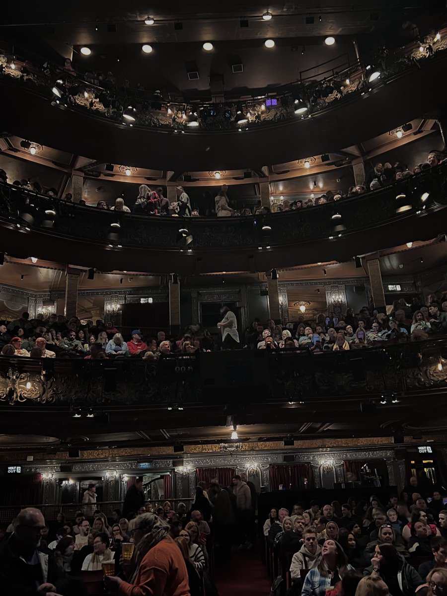 Dun, Londra Palace Theater’da 14:00’te baslayip 21:30’a kadar suren 2 perde tam 5 saatlik Harry Potter The Cursed Child oyununu izledik. Dekor, gecisler, efektler, ses, isiklar ve mekan cesitliligi inanilmazdi. Cok cok iyi bir sahne deneyimiydi. @CursedChildLDN