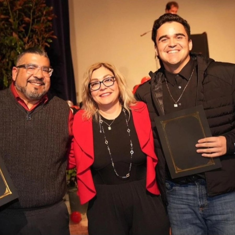 trophyking22's tweet photo. Blake award the first JJ Sanches memorial scholarship baseball funds. BK with JJ's parents.  FCC Baseball⚾️ Great Honor 🙏 https://t.co/8br2YuuzhZ