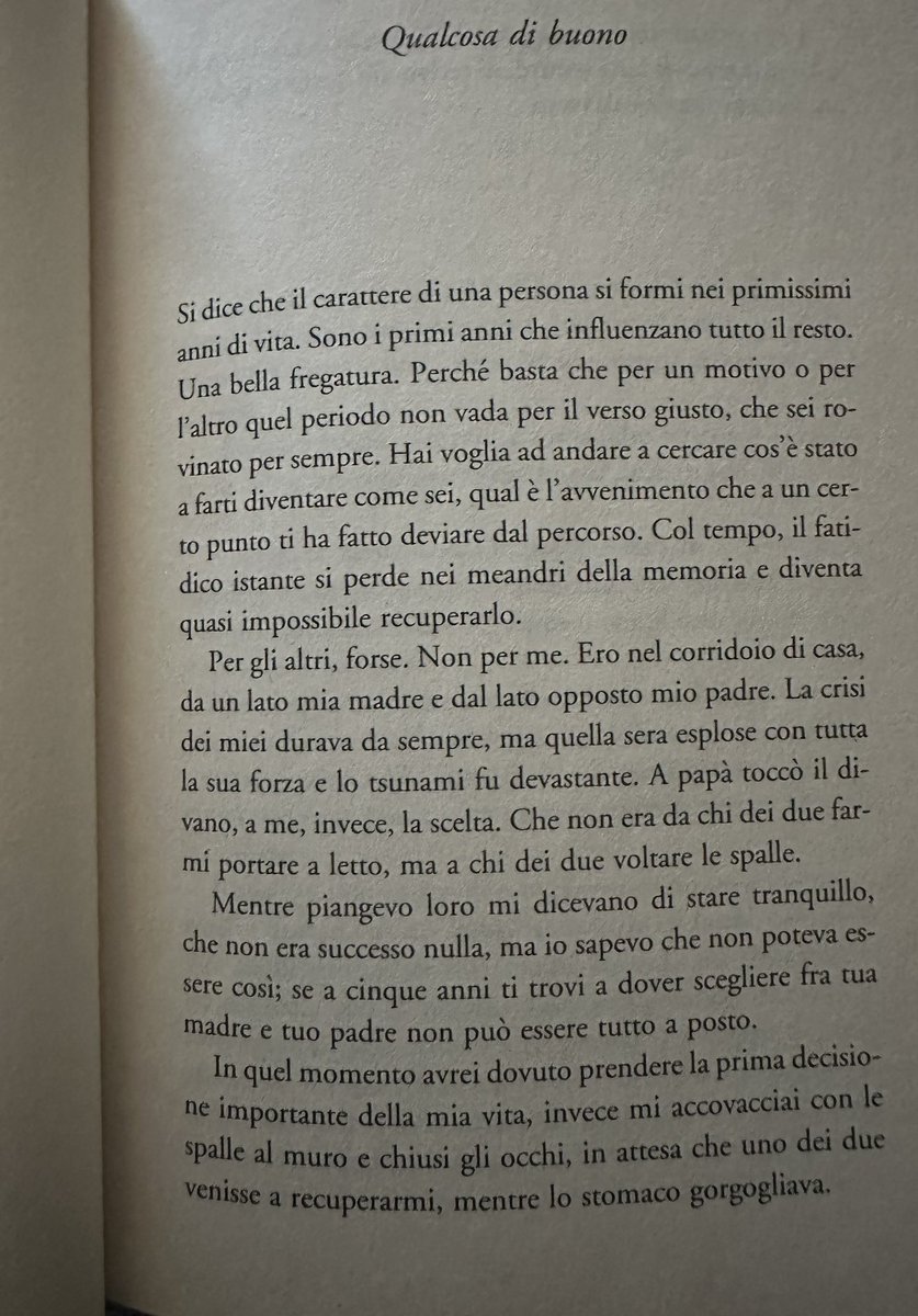 @letsbookorg #domenicaincipit La tristezza ha il sonno leggero @LorenzoMarone “Si dice che il carattere di una persona si formi nei primissimi anni di vita. Sono i primi anni che influenzano tutto il resto. Una bella fregatura.”