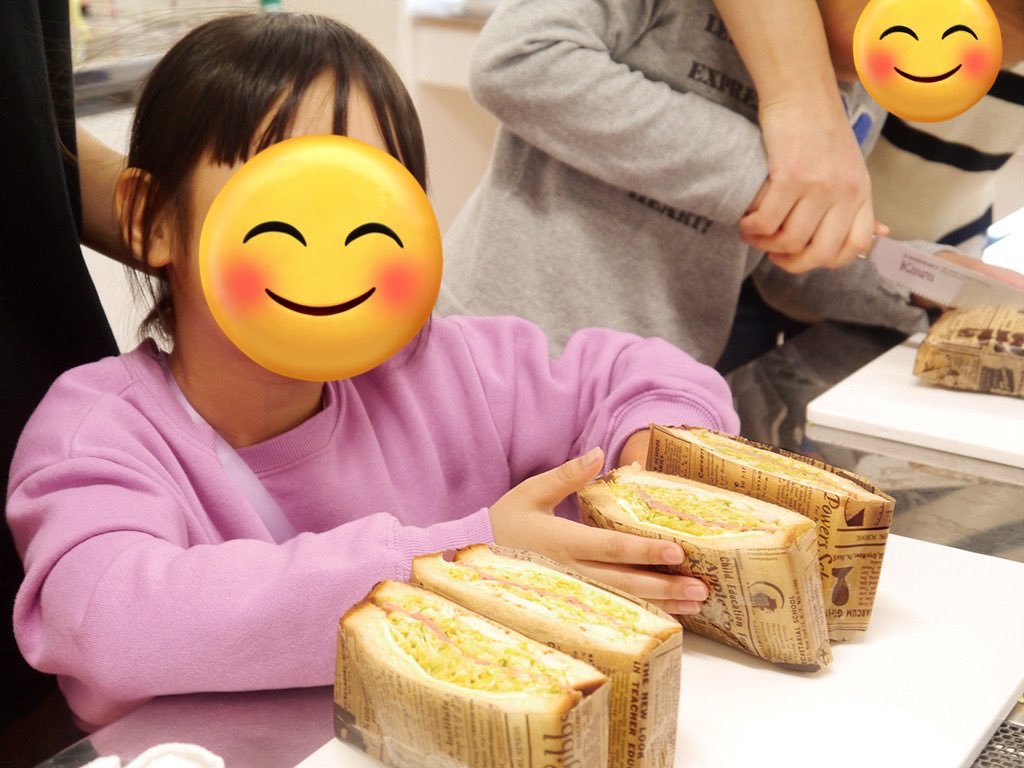 KAWA_BREAD's tweet photo. 📢NEWS✨
1/20(土)に「泉佐野の恵みサンドウィッチツアー」in 泉佐野にて、当日収穫の #泉州アグリ 様のキャベツや #IchigoLab 様の苺を使ったサンド作りを実施🥪❣
約25名のツアー参加者の方に、カワのオリジナルレシピを紹介いたしました♪皆さん素敵な笑顔でサンド作り体験をされていました😆✨ https://t.co/KtmilrAjJo