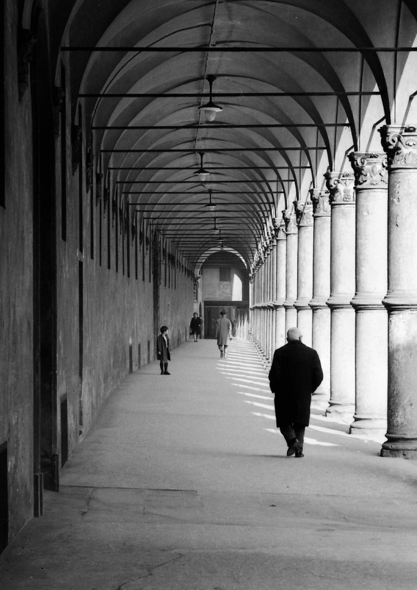 “Strisciavano le loro ombre lungo i muri rossastri e scalcinati” Dino Campana Una domenica a Bologna 📷 Paolo Monti (1969)