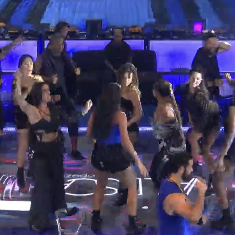 poptime's tweet image. Rodriguinho acompanhou o show distante e sentado outra vez.