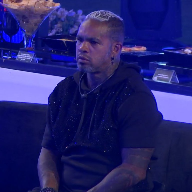 poptime's tweet image. Rodriguinho acompanhou o show distante e sentado outra vez.