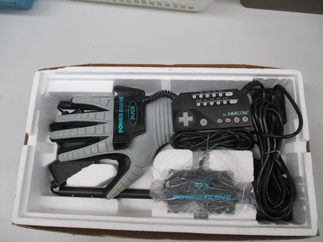 ho_numadu's tweet photo. PAX POWER GLOVE
最近年のせいか昔このコントローラーで遊んだゲームが思い出せません
皆さんはパワーグローブでどんなゲームを遊びましたか？
操作に慣れるのに数日かかってようやくマリオの1-1がクリアできたほろ苦い微かな記憶のかけらが…
＃パワーグローブ　＃レトロゲーム　＃ハードオフ沼津 https://t.co/dNB8Zw8wfh