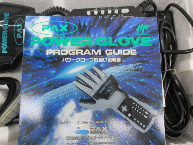 ho_numadu's tweet photo. PAX POWER GLOVE
最近年のせいか昔このコントローラーで遊んだゲームが思い出せません
皆さんはパワーグローブでどんなゲームを遊びましたか？
操作に慣れるのに数日かかってようやくマリオの1-1がクリアできたほろ苦い微かな記憶のかけらが…
＃パワーグローブ　＃レトロゲーム　＃ハードオフ沼津 https://t.co/dNB8Zw8wfh