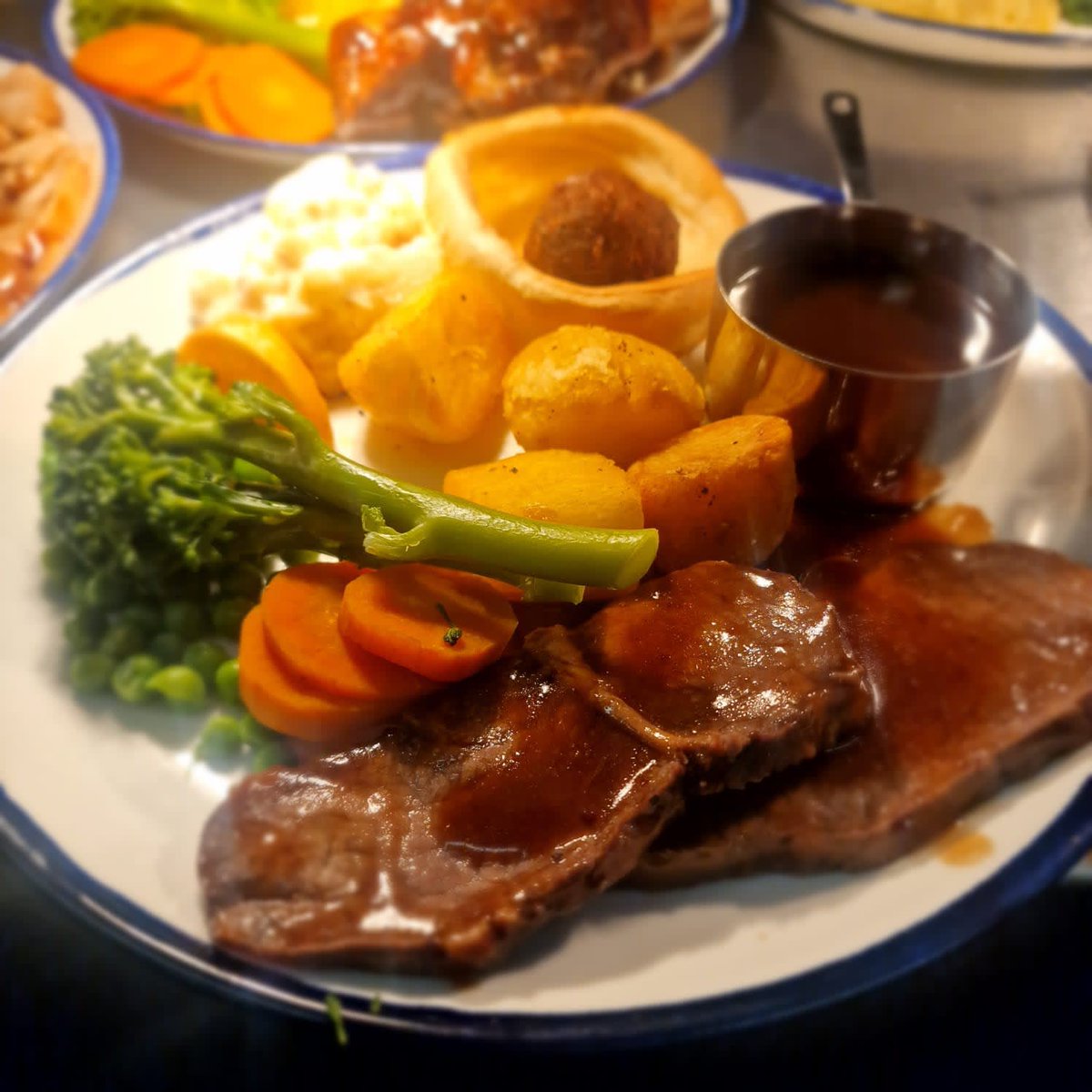 GK_FHTadley's tweet photo. Come down today and enjoy a yummy roast in front of the days biggest games #whatsundaysaremadefor #roast #sundayvibes #sportonsunday https://t.co/F5FdJq8o3i