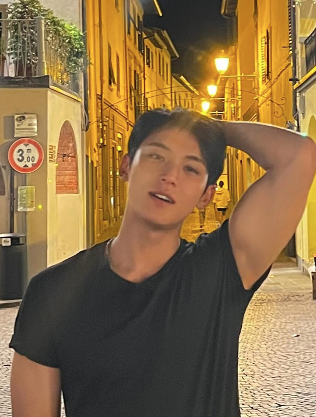 AboutMusicYT's tweet photo. Mingyu shares a new stunning photo. https://t.co/Qm9d6Foi3P