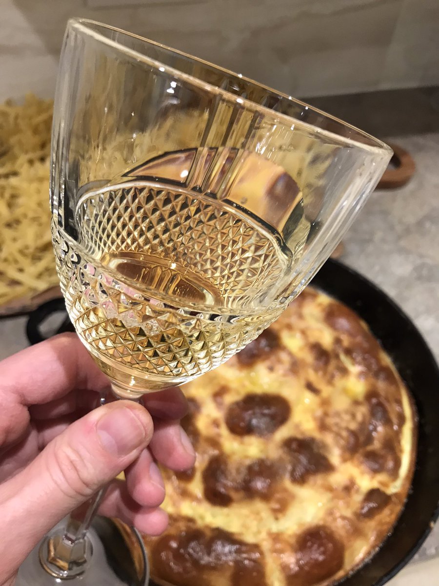 MoldovanWine's tweet photo. Cheers in 2024🥂🤩
With good thoughts in the new year, we wish you every day of this year to be a beautiful journey!

We create delightful memories!
    Moldovan Wine UK

https://t.co/Z8t5Q3Y2eV

#wine #winelover #winetime #redwine #winelife #drinks #food #vinho  #importers https://t.co/7oq5k61kg5