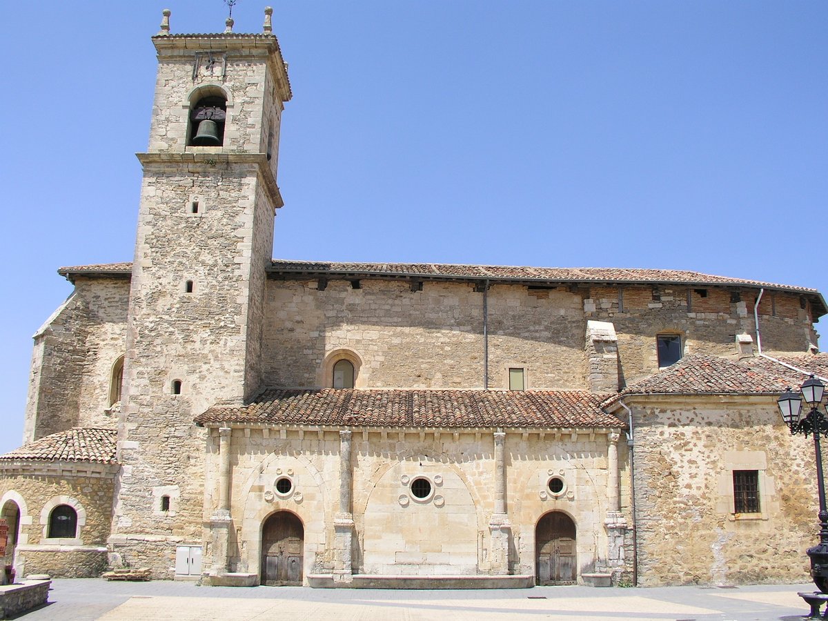 #Erentxun. Su iglesia, la de #Arluzea, la ermita de NS de #Ayala de #AlegríaDulantzi y probablemente, la de #NanclaresdeGamboa son las únicas #románicas porticadas que se conservan. #Álava
Foto: @i_euskadi