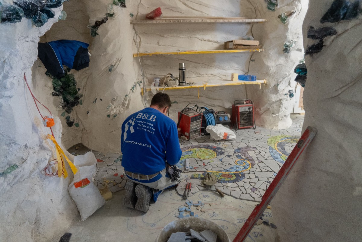 Mit Begeisterung verfolge ich die Entwicklung unserer Zauberschlucht der Diamanten und heute möchte ich diese Freude mit ein paar exklusiven Einblicken von der Baustelle teilen. Ich kann es kaum erwarten, hier bald wieder die strahlenden Gesichter unserer Besucher zu sehen. 🚧✨