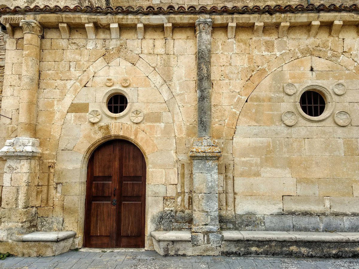 #Erentxun. Su iglesia, la de #Arluzea, la ermita de NS de #Ayala de #AlegríaDulantzi y probablemente, la de #NanclaresdeGamboa son las únicas #románicas porticadas que se conservan. #Álava
Foto: <a href="/OscarKorres/">ⓚⓞⓡⓡⓔⓢ°</a>