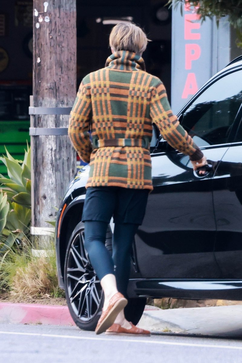 ภาพล่าสุด Chris Pine ที่ Dance studio ใน LA เมื่อวันที่ 19 มกราคม ที่ผ่านมา

เช้ามาเข้าคลาสเต้นยืดเส้นยืดสาย ตกเย็นดินเนอร์กับเพื่อนฝูงบางประปราย มีความสุข