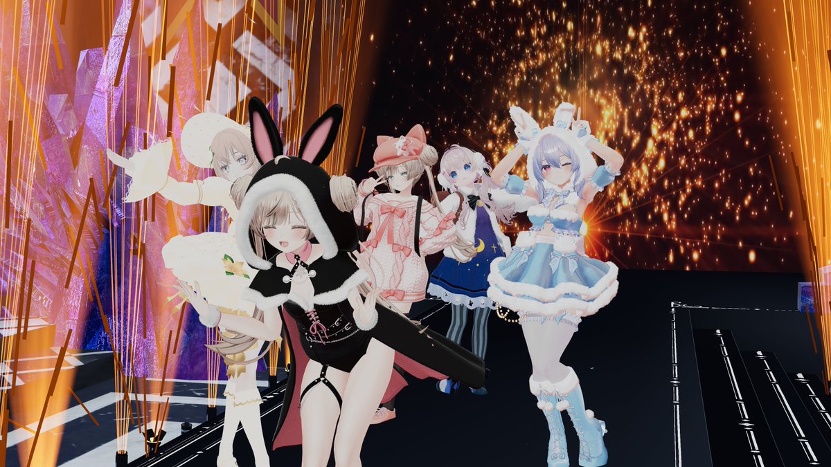 R_F_vr5's tweet photo. めろんちゃんの衣装が出るファッションショーに招待してもらった😊
初めてVRで生でこういうの見て感動した…🥰!
自分の事じゃないのにすごい嬉しかった…😢!
キラキラしてて、格好良くて憧れる…!
ワールドもクリエイターさん���モデルさんもスタッフさんもすごすぎる!
#YOU_PD #VTF #Fashion_show https://t.co/ucat4E2TPj