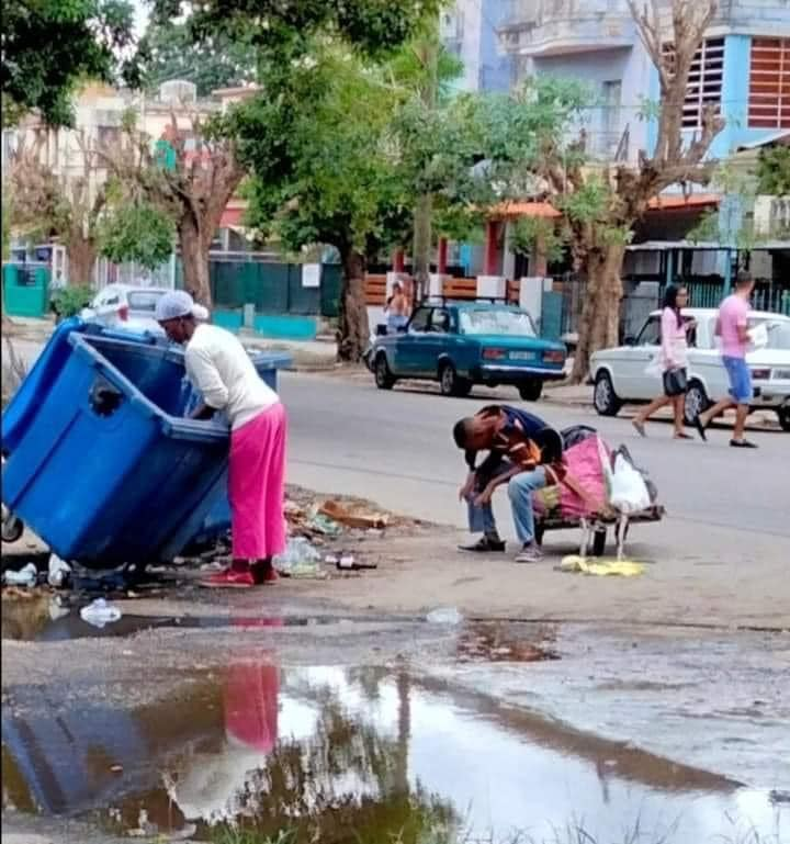 CubaOrtografia's tweet photo. NO SOY HAITIANO NI AFRICANO. Me «enseñaste», a base de discursos, muelas ideológicas y un adoctrinamiento feroz, desde que puse el primer pie en la primaria Camilo Cienfuegos del municipio Playa, en 1976, que los niños en África se morían de hambre, que sus barrigas llenas de parásitos eran debido a hurgar en la basura para poder alimentarse, que el racismo y la discriminación eran el plato del día.

Yo me creí, sin un pensamiento lógico y con la ingenuidad y la inocencia propias de la infancia, aquello de «Somos felices aquí», esa pancarta omnipresente que inundó todos los espacios vacíos de la ciudad y el resto del país. Para molestia de mi abuela, cuando ya yo empezaba a aprender a leer, iba con ella de la mano por las calles y decía en alta voz cada texto que me encontraba. Lo mismo era el nombre de una tienda, una bodega o una frase socialista. Después de tantos años, no se me olvida el apretón de manos de aquella negra medio jamaicana y su frase de «¡Niño, ya, cállate un poco!». Ahora de adulto, entiendo que eso saca a cualquiera de sus cabales, sobre todo si es en medio de un sol de verano o tras haber caminado varios kilómetros por falta de transporte.

Otros carteles que sustituyeron a los anuncios lumínicos y a los productos orgullosamente cubanos eran esos que traían una estadística, quizás inflada, de la niñez a nivel mundial, pintando un panorama dantesco sobre los niños, para terminar con la frase de «Y ninguno es cubano». 

En mi solar de Buenavista, se pasaba hambre. Yo comí arroz con sal, arroz sin sal y a veces no comía. En esa Cuba de los 80, que muchos cubanos descerebrados todavía idealizan como el país donde «había de todo», la gente pasaba hambre. Y me pregunto: si había de todo, ¿cómo es posible que 125 mil cubanos hayan optado por irse del país que «tenía de todo» para aventurarse en los Estados Unidos?

No hemos siquiera asistido a la africanización o haitianización de la sociedad cubana. Estamos peor. Y un claro ejemplo es que los cubanos viajan a la nación «más pobre» del continente para comprar ropa y revenderla entonces en la nación «más justa y firme» del continente, que se autoproclama un «paraíso socialista». La única referencia ligera a que Cuba pudiera ser un paraíso está en que muchos de sus habitantes, como Adán y Eva en Génesis, no pueden comer manzanas, andaban harapientos, sin ropa y sin zapatos y no conocían que era tener corriente.  

Guyana, Surinam, Haití, Ecuador, con todos sus problemas sociales y de seguridad ciudadana, permiten que el cubano «emprendedor», a mayor escala o como quincallero, pueda llevar de vuelta a Cuba lo que hasta 1959 el país producía con orgullo, comercializaba sin trabas y hasta exportaba con excedentes.

Me «enseñaron» que la carne hacía daño; que el cuerpo humano no necesita tanta leche después de los siete años; que una vacuna contra enfermedades de la infancia debería llevar mi agradecimiento eterno por los siglos de los siglos; que un carnet de la OPJM o de la UJC alimentaban más que un plato de comida; que los libros rotos y llenos de polilla había que forrarlos.

Que los matutinos eran para abochornar al religioso o al que tenía un familiar preso político o para repetir noticias que nadie entendía; que ser «combativo» y «entusiasta» era, en realidad, ser chivatón y fanático; que la bandera americana era mala e inaceptable en un pulóver o hasta en un libro (aunque ondeó siempre con total libertad en Guantánamo y a ellos no les diste un mítin de repudio).

Me «enseñaste» a pasar hambre, a hacer colas, a resistir, a aguantar, a dormir sin luz, a amanecer sin desayuno, a hacer batidos sin fruta y sin leche, a ver cómo los campos de Cuba se llenaban de marabú e incluso llegaban al mar y por eso no hay pescado en esta isla. 

Me «enseñaste» a caerle detrás a una guagua, a engancharme en la puerta o en una ventanilla para poder llegar a mi destino, a levantar la mano en una reunión para estar de acuerdo con todos aunque yo pensara diferente.

Me «enseñaste», entre tantas otras cosas, a renunciar a mi educación cívica y moral, a convertirme en un pordiosero físico y espiritual, a necesitar de tus migajas - esas que siempre me diste desde los 80, cuando tú sabías bien que no había de todo, pero te conformabas con ver que un cake de bombón, un pomo de peras en almíbar y el llamado «jamón de agua» del EKLOH saciaba el hambre de algunos y no los dejaba pensar en otra cosa.   

Te esforzaste mucho en «educarme», pero no lograste que me victimizara como negro, ni que culpara al bloqueo ni al capitalismo salvaje de mi miseria y mi único pulovito blanco y negro que ya salía solo de la casa a cualquier parte. No pudiste, por mucho que lo intentaste, hacerme fracasar como persona ni perder las ganas de cambiar mi realidad. No pudiste comprarme con la promesa vacía de una membresía «gloriosa» en el PCC. No pudiste llamarme «desertor» o «traidor» porque solo deserta o traiciona el que le debe y jura lealtad a algo. Y vamos a ser sinceros, Revolución, ¿en qué momento yo te hice algún juramento, rodilla en tierra y la mano en el corazón?