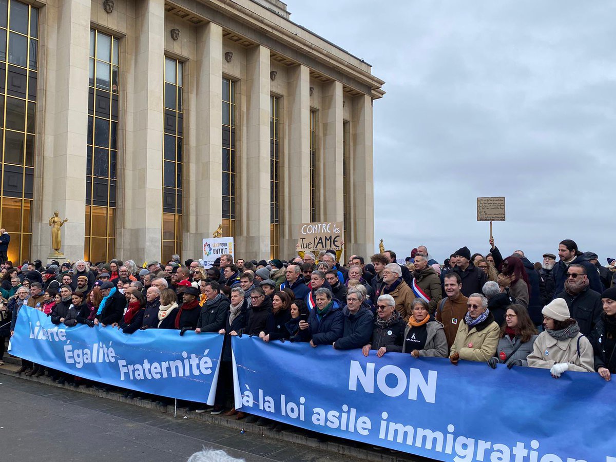 IanBrossat's tweet photo. De gauche et d’ailleurs, mobilisés en nombre contre la loi immigration. 

Fier de cette France fidèle à ses valeurs. https://t.co/Bb9Nha0xFh