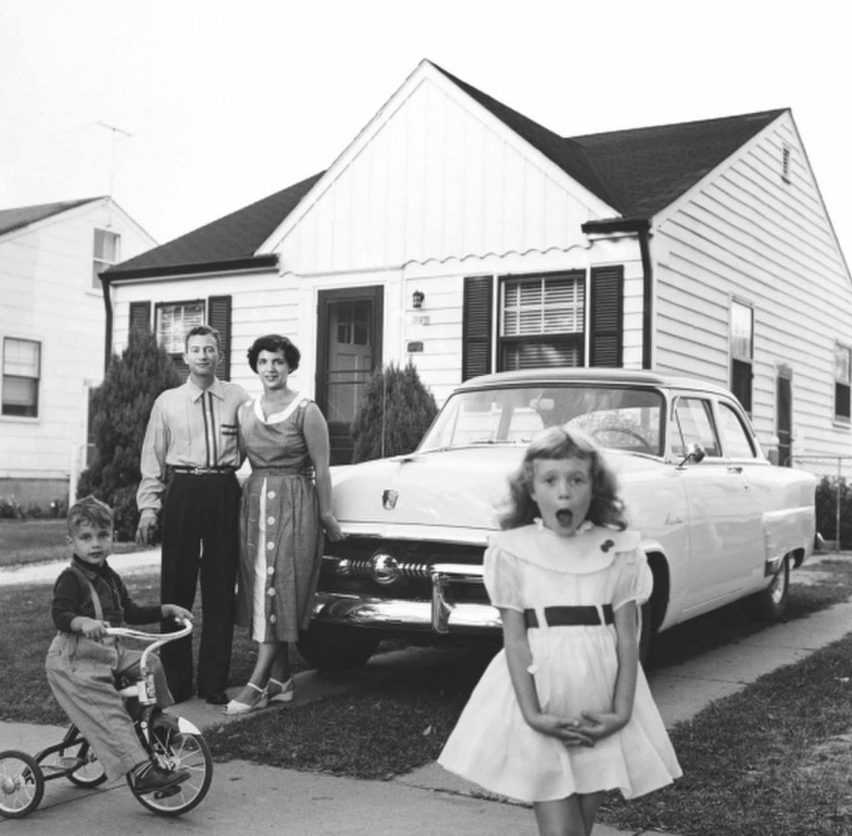 LaurenWitzkeDE's tweet image. Average American family, Detroit, Michigan, 1954.

All this on a 1 income: A Ford factory worker’s wages.

What happened?