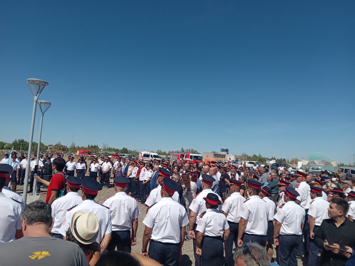 st_chubut's tweet photo. Acto inauguración del monumento a los bomberitos caídos en la tragedia ocurrida hace 30 años. Barrio Mapú Ngefü, Puerto Madryn. https://t.co/gwqZ9DneEI