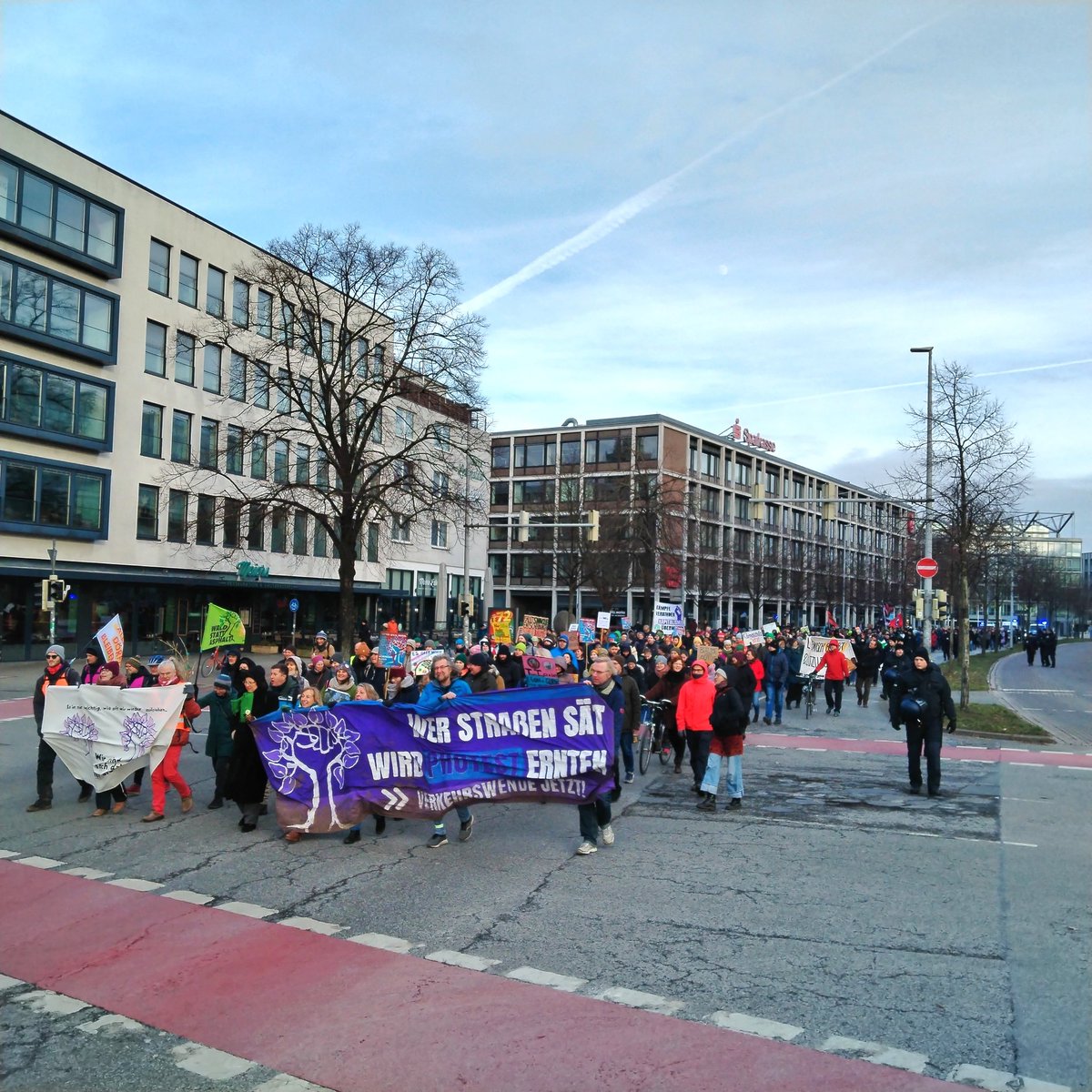 Durch Hannover zieht zur Stunde eine wütende und laute Demo.
Wir vergessen nicht, wer für die Polizeigewalt bei der #Leinemasch-Räumung verantwortlich ist.

Hass, Hass, Hass wie noch nie
auf die Autoindustrie!