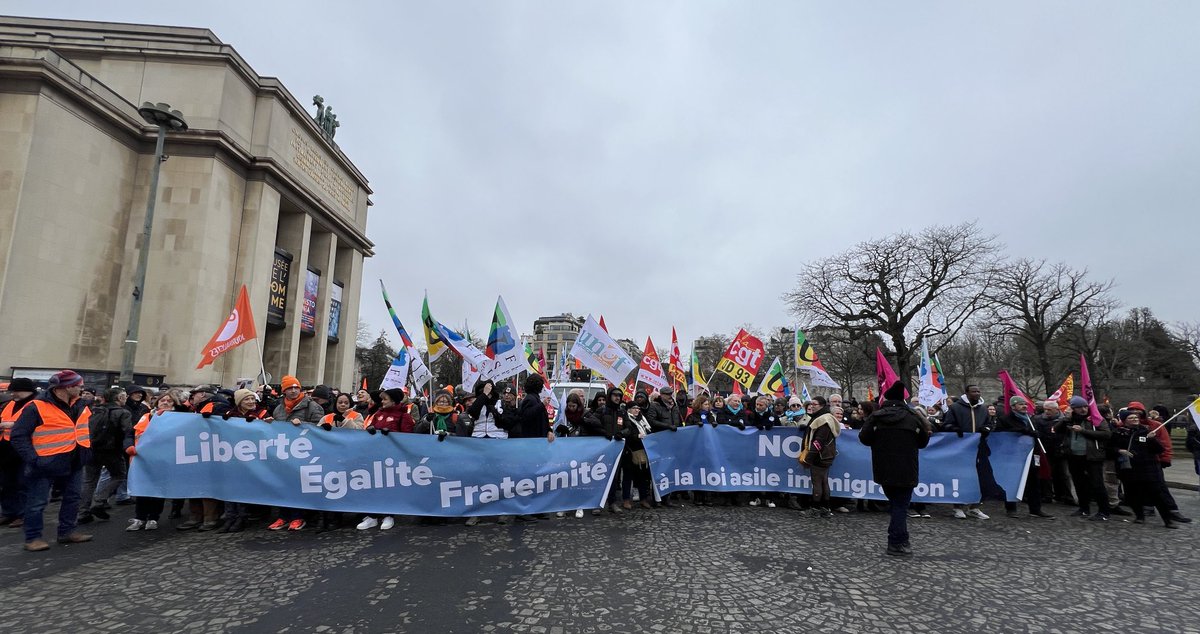 Place du Trocadéro #21janvier2024 @DroitsdelHomme #fraternité ⁦@UnsaFP⁩ ⁦@UNSA_officiel⁩