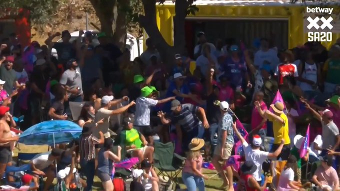 One handed catch in the crowd... 📹 Credits: Twitter/SA20_League