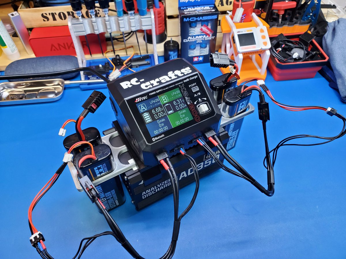 rc_craftsMAN's tweet image. 完成しました～👏👏👏改良版
ハイテック高性能充電器＋
アナライザー用スタンド
アナライザーの上にきっちり
ハマる様に作ってます
しかもバッテリー４本立てれます🤩
#X2ACPLUS800 #X2ACPLUS200
#ANALYZER  ＃DISCHARGER ＃AD350
#X4ACPLUS400

バッテリー用パーツ無でも使用可能です
下に続く↓