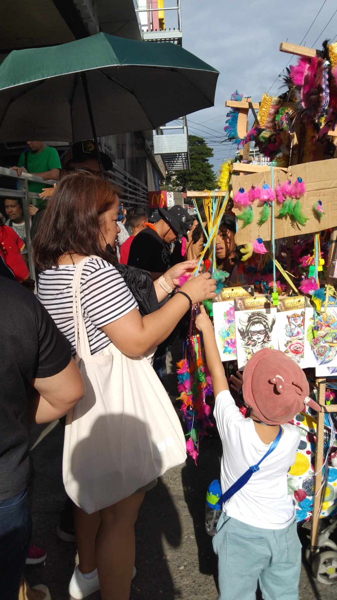 MightyMaits's tweet photo. Getting my grandnephew Luke his Sinulog keepsake, a lil whistle! Prititit goes the whistles along with the drumbeats as everybody shouts Pit Senyor! Viva Sto Niño, Lord of the Dance and Protector of our City here by this side of the globe, Cebu! 🙏❤️ https://t.co/5wAIlc754a