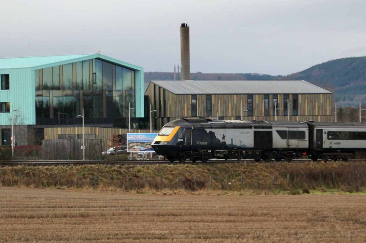 Nipped out earlier for my first bit of #RailwayPhotography of 2024: 
Heres's a @ScotRail #Inter7City HST set climbing out of Inverness with the 1B44 13:26 service to Edinburgh. @invernesscampus in the background.