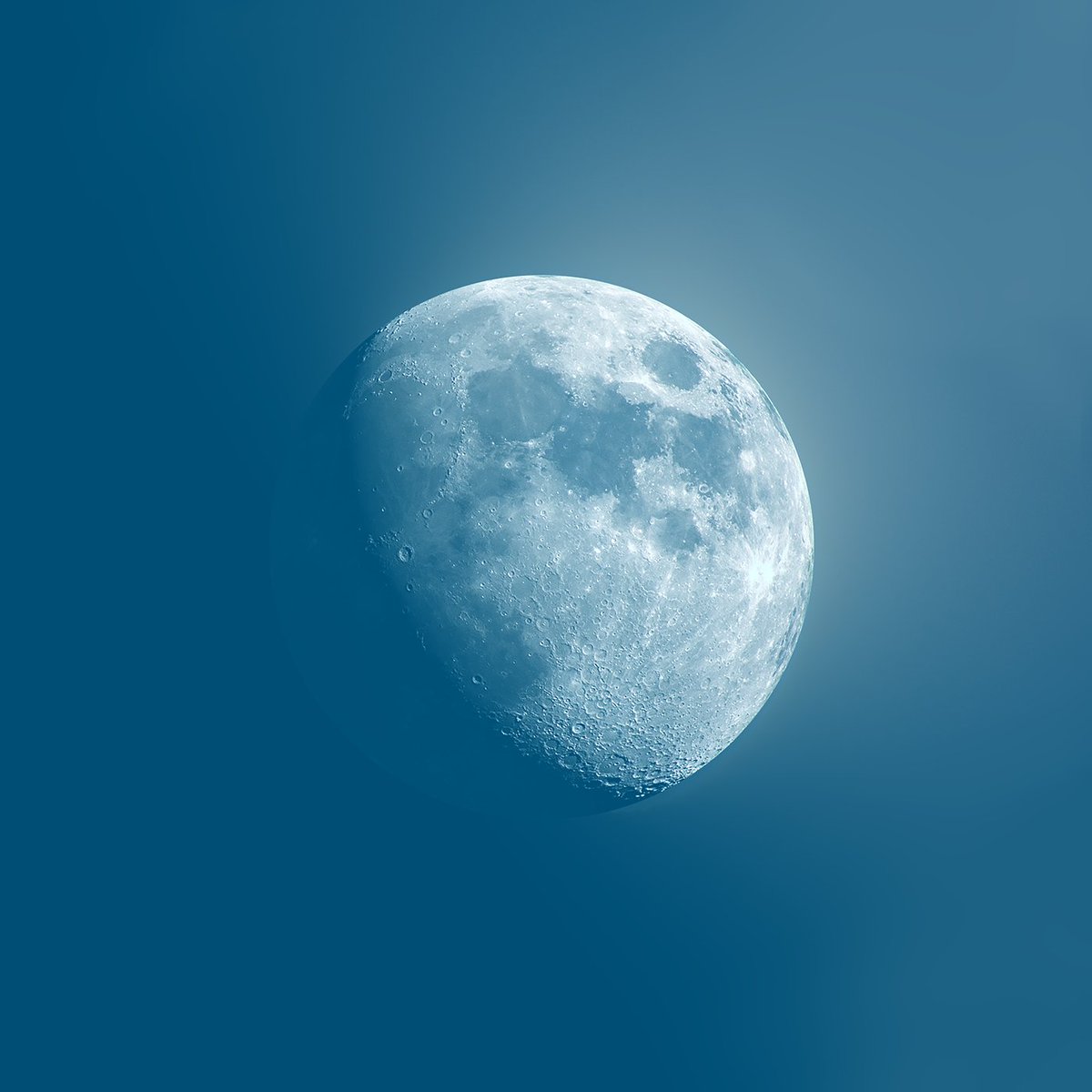 Daylight Waxing Gibbous Moon🔭🌔