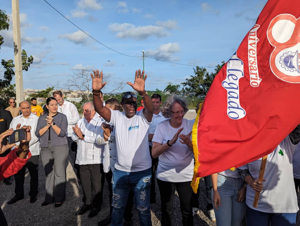 PuigAlina's tweet photo. Recibe Sitrans la Bandera 85 Aniversario de la CTC, en el país solo la obtienen 75 empresas y en la Habana, 29.
Efectuado el acto en la Colina Lenin.
Felicidades SITRANS. https://t.co/7Pl3nKlqLn